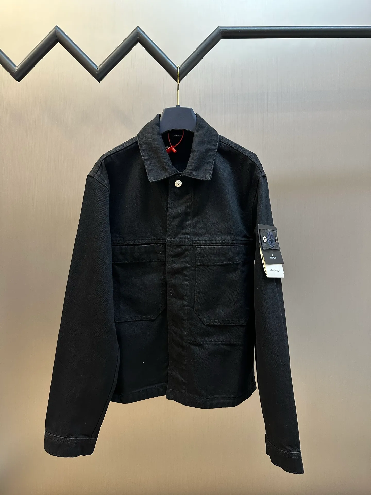 P520 Stonelsland Stone Island emblem denim jacket is made of custom-made high-density twill denim fabric. The front chest pocket is cut into the front panel in a golden ratio. The iconic Stonelsland emblem is embellished on the sleeves, like a unique medal, highlighting the brand's imprint. The whole piece of clothing is washed with medium filial piety, using a special solution to remove stains and slight fading, and then snowflake washed, using a strong washing method to fade the color to make it more uniform. The whole piece of clothing is stitched together using an embedded clamping machine. By changing the needle position, the embedded clamping machine can control the distance between the two needles to achieve seamless, smooth and tidy splicing. Size: s m l xl